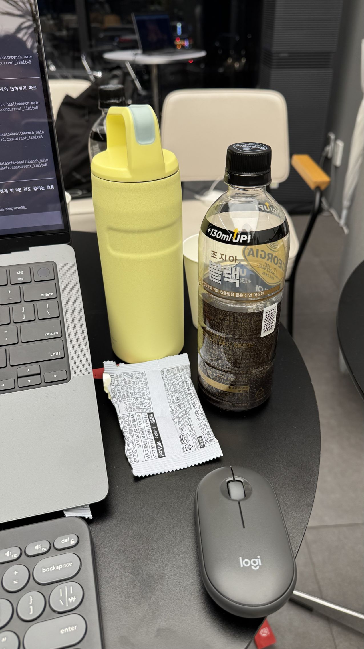 해커톤 중 내 자리. 노트북에서 HealthBench 평가가 돌아가고 있다.